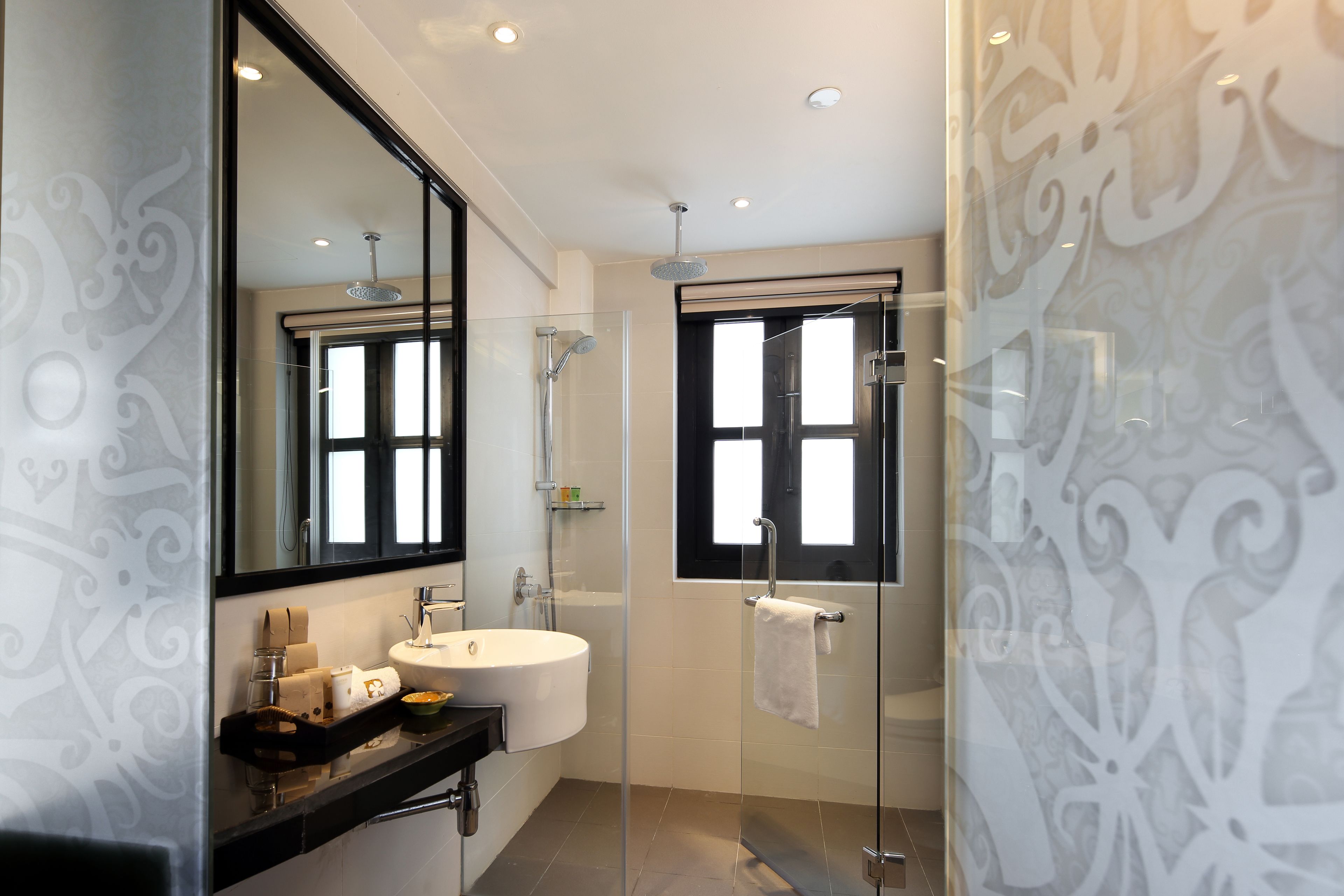 Garden King Suite | Bathroom | Shower, free toiletries, hair dryer, towels