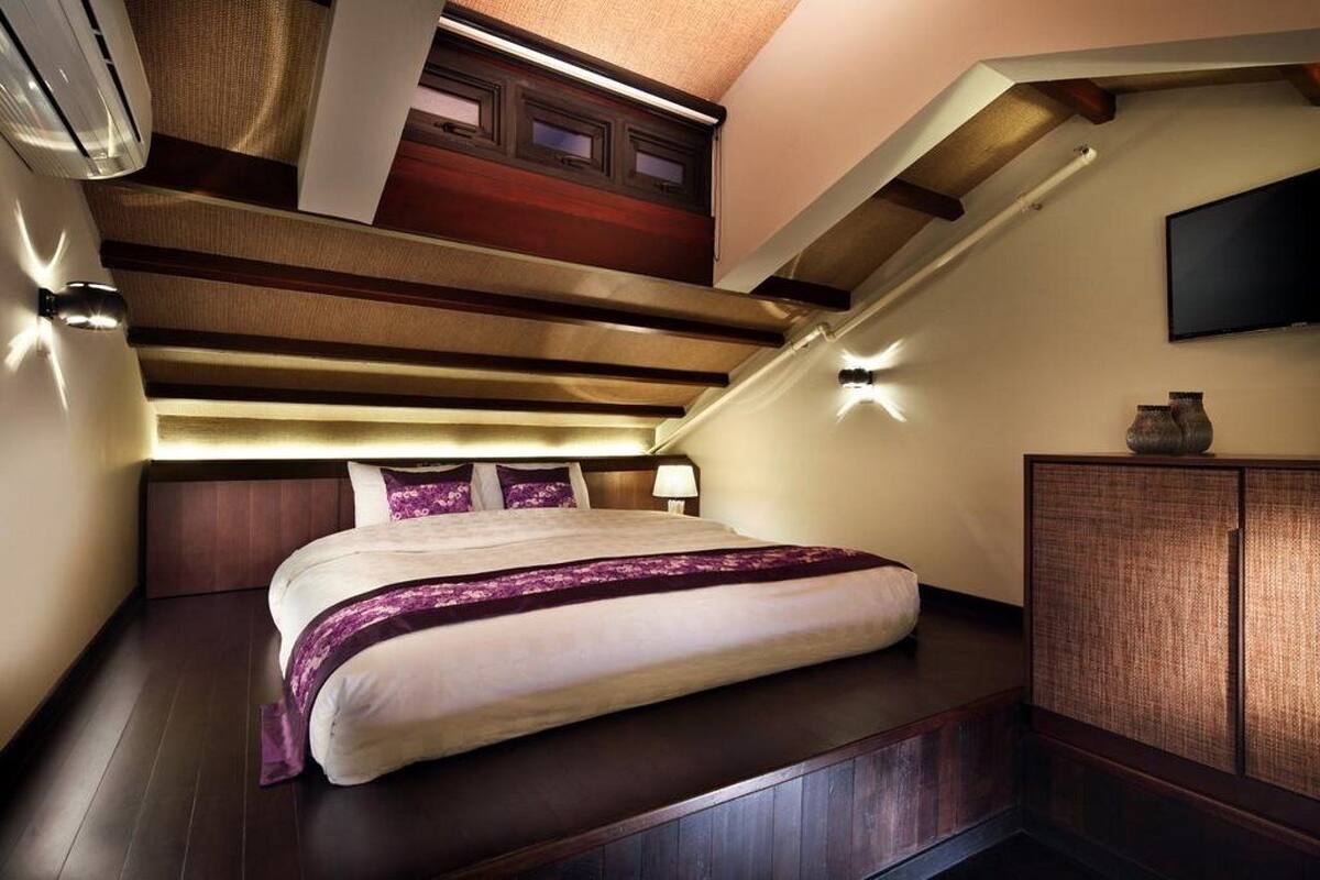 Ropa de cama de alta calidad y caja de seguridad en la habitación 