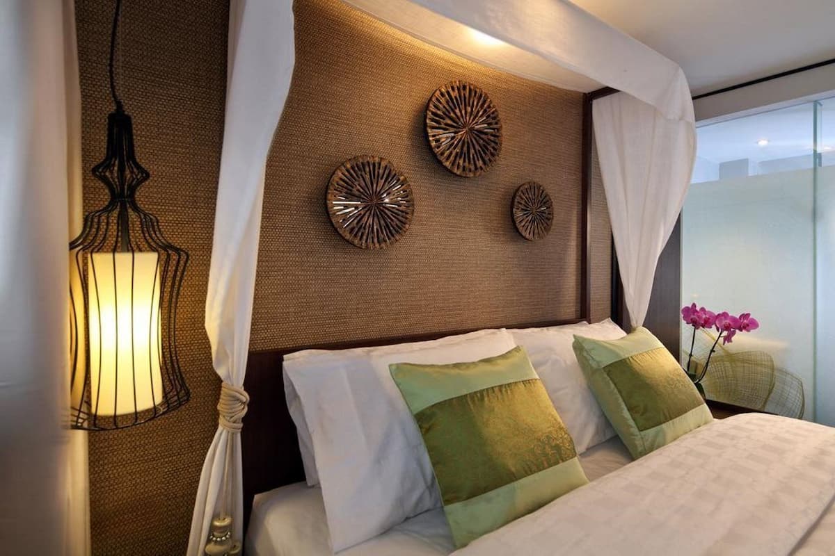 Kamer, 1 queensize bed (Clover Plush) | Luxe beddengoed, een kluis op de kamer, een bureau
