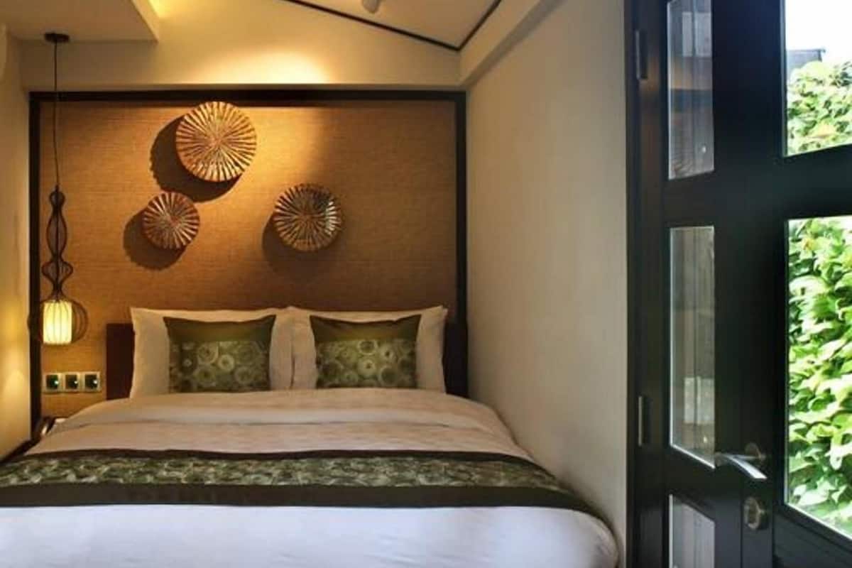Ropa de cama de alta calidad y caja de seguridad en la habitación 