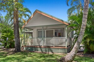 Deluxe 2 Bedroom Cabin | Terrace/patio