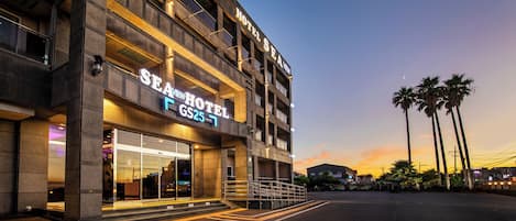 A multi-story hotel with a prominent sign reading 'SEA VIEW HOTEL GS25'.