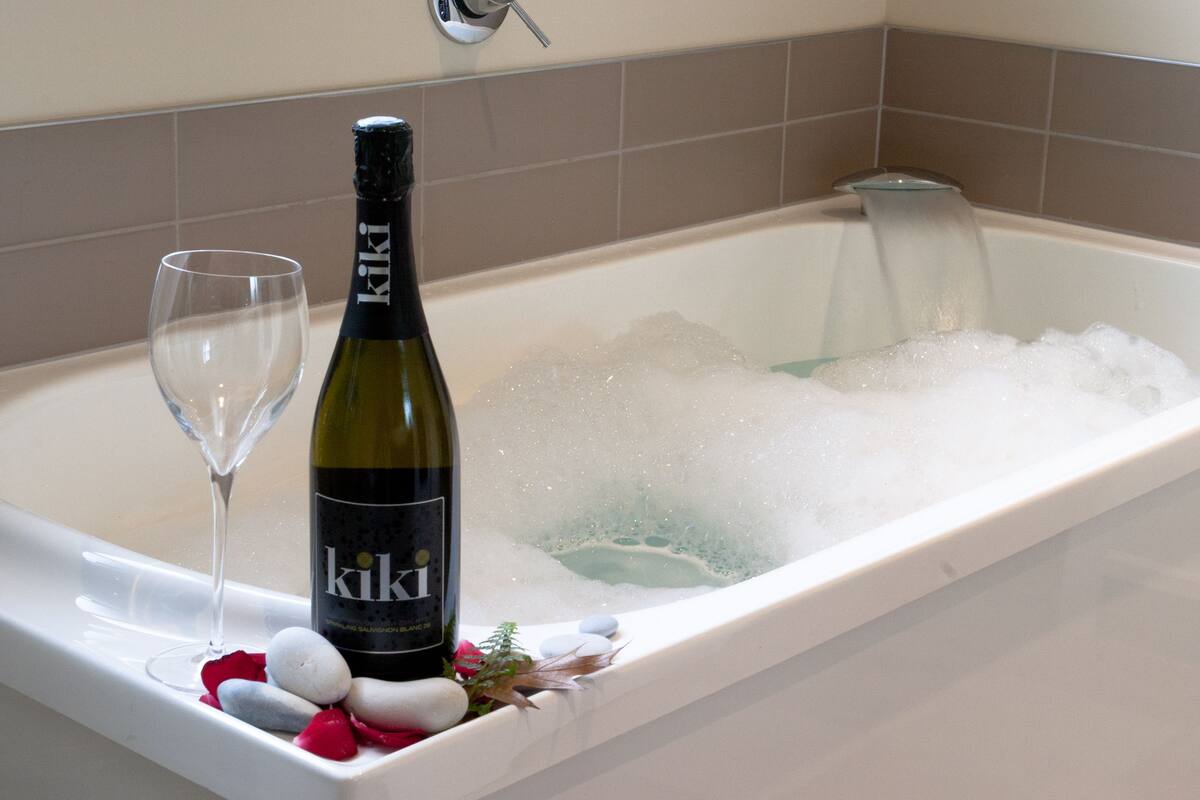 Deluxe Suite with Spa Bath | Deep soaking bathtub