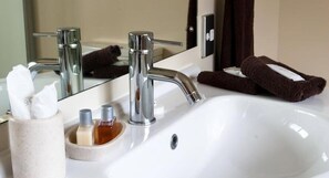 Deluxe Suite with Spa Bath | Bathroom | Shower, hair dryer, towels
