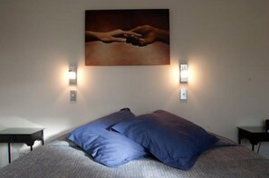 Deluxe Suite with Spa Bath | Cribs/infant beds, free WiFi