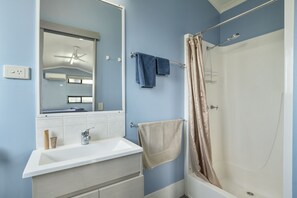 Free toiletries, hair dryer, towels - Discovery Parks - Argylla (Fisher)