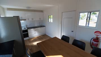 Economy Studio Room (Shared Bathroom) | Cozinha compartilhada | Cafeteira/chaleira, toalhas de papel