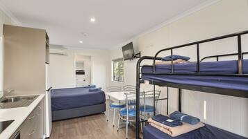 Superior-Ferienhütte (Studio) | 2 Schlafzimmer, schallisolierte Zimmer, kostenloses WLAN, Bettwäsche