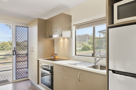 Superior Studio Cabin | Private kitchenette. Discovery Parks - Argylla