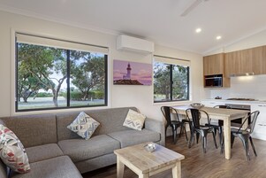 Cabaña superior, 2 habitaciones | Zona de estar | Una televisión LCD
