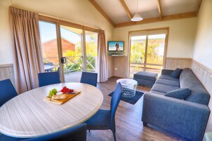 Cabaña Deluxe, 2 habitaciones (Sleeps 6) | Ropa de cama de alta calidad, wifi gratis, ropa de cama
