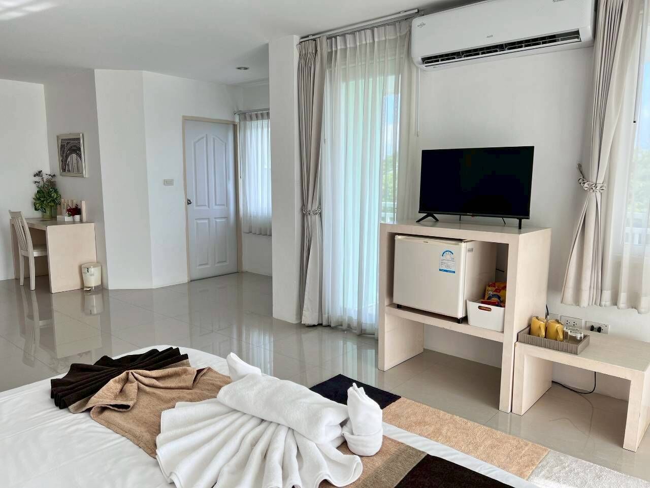 Deluxe Room | Desk, free WiFi, bed sheets