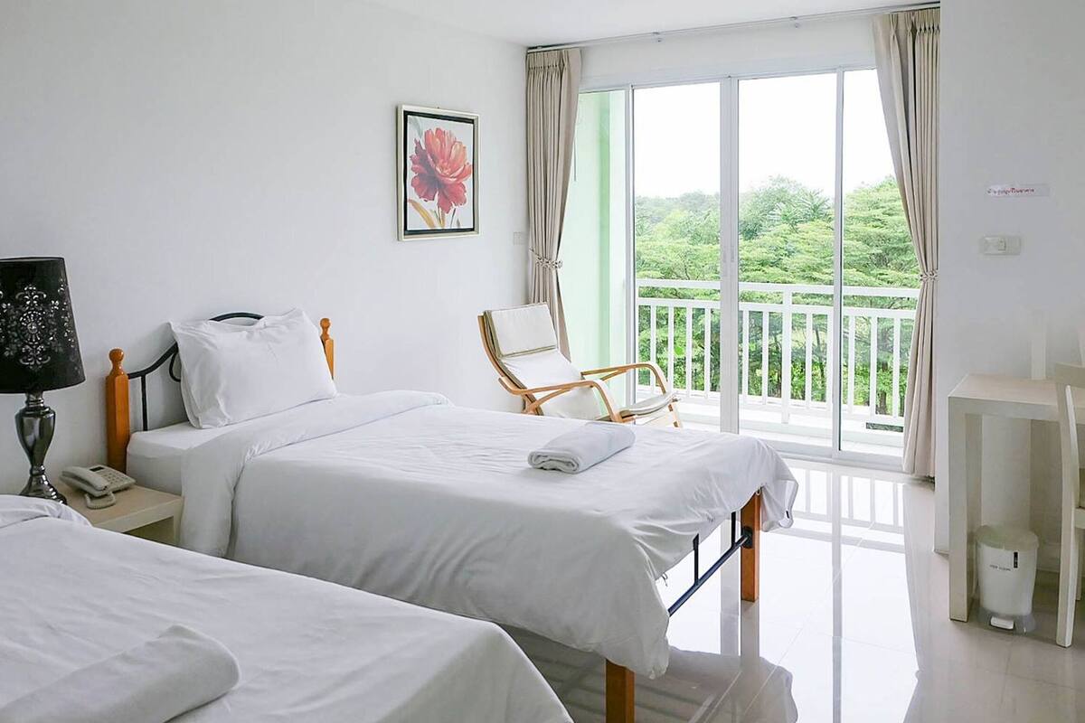 standard twin room | desk, free wifi, bed sheets