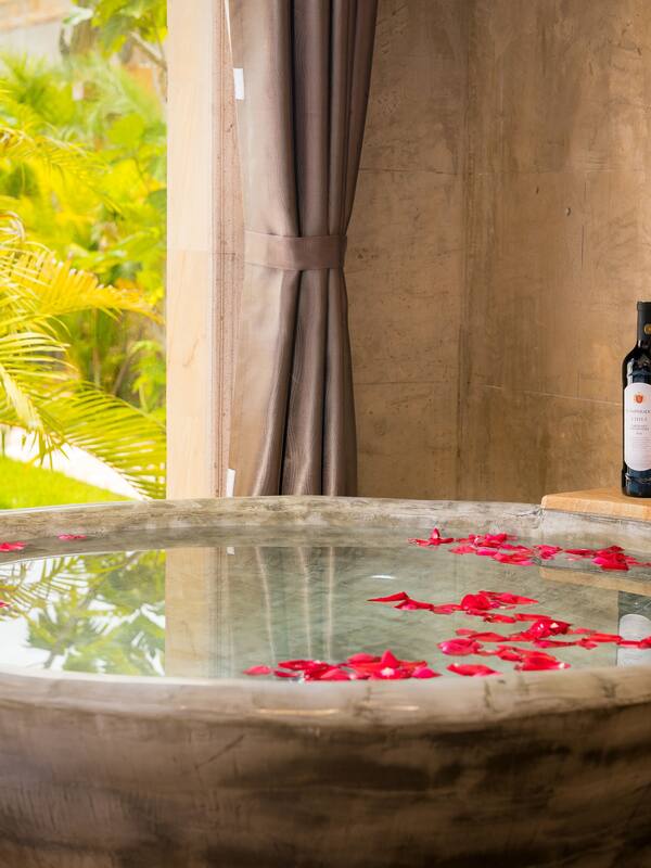 Deep soaking bathtub