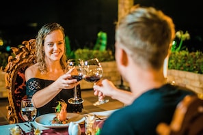 Phục vụ bữa sáng, món ăn mang phong cách quốc tế, nhìn ra hồ bơi