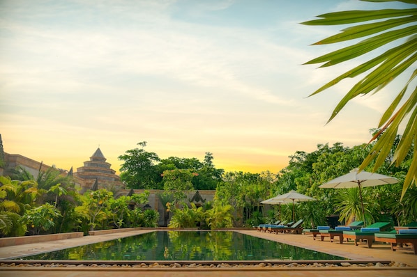 2 kolam renang outdoor, dengan cabana gratis dan payung kolam renang