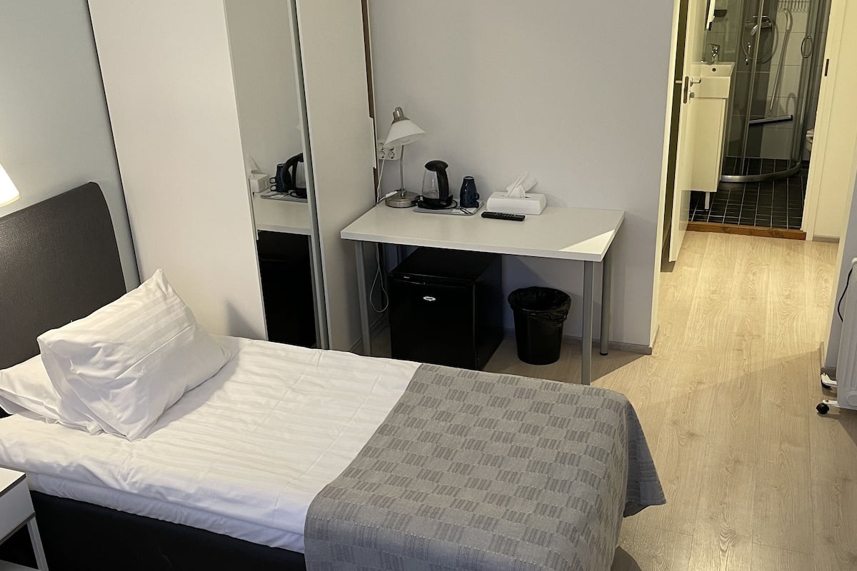 economy twin room | desk, free wifi, bed sheets
