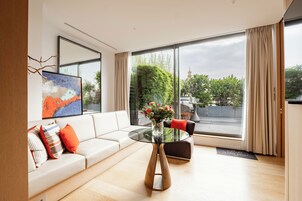 Rodin Suite | Hypo-allergenic bedding, down comforters, in-room safe, blackout drapes