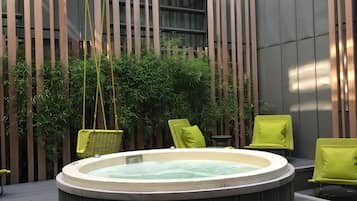 Bain à remous extérieur