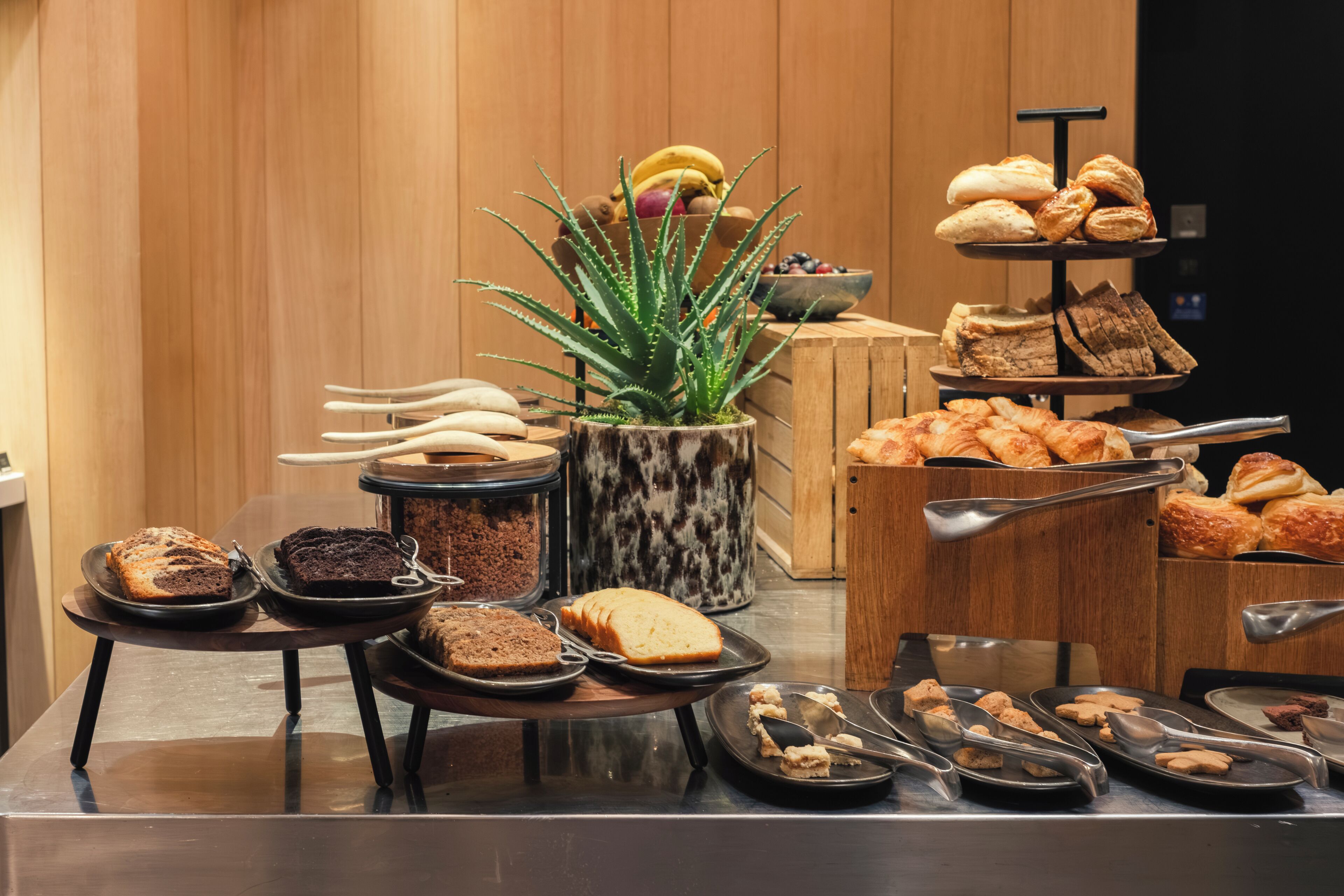 Un buffet proposant une variété de produits de boulangerie et de desserts.