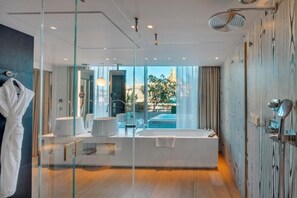 Shower, free toiletries, hair dryer, bathrobes - Le Cinq Codet (Paris)