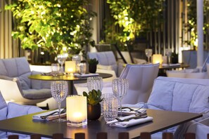 Petit déjeuner, déjeuner, dîner et brunch servis sur place