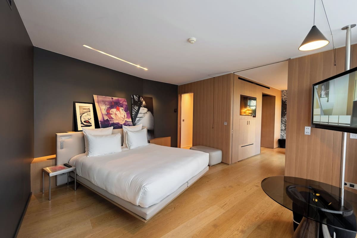Suite, Hot Tub (Codet) | 1 bedroom, hypo-allergenic bedding, down comforters, in-room safe
