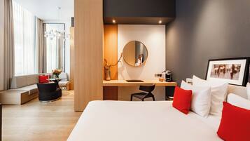 Junior suite, terras | Hypoallergeen beddengoed, donsdekens, een kluis op de kamer