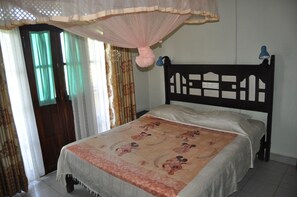 Kamar Standar | Bantalan ekstra lembut dan didekorasi berbeda-beda