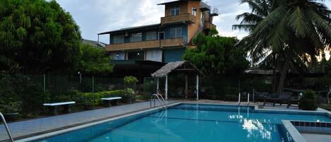 Una piscina al aire libre