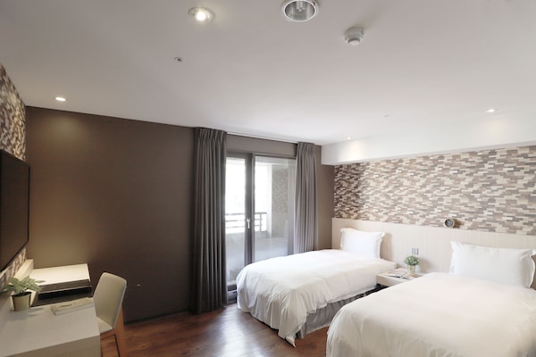 Standard Twin Room, City View | Gebar bulu kapas, bar mini percuma, dihias secara berasingan