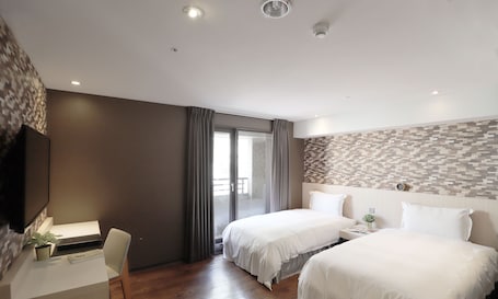 Kamar Twin Standar, pemandangan kota | Selimut bulu angsa, minibar gratis, dan didekorasi berbeda-beda