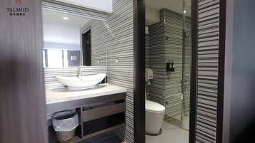 Run of house room-No parking | Bathroom | Shower, hair dryer, towels