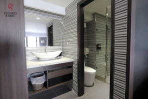 Run of house room-No parking | Bathroom | Shower, hair dryer, towels - Talmud Hotel Yizhong (Taichung)