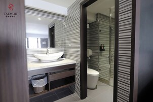 Habitación básica con 1 cama doble o 2 individuales | Baño | Ducha, secador de pelo y toallas