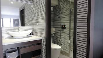 Run of house room-No parking | Bathroom | Shower, hair dryer, towels