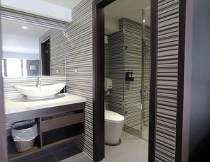 Run of house room-No parking | Bathroom | Shower, hair dryer, towels - Talmud Hotel Yizhong (Taichung)