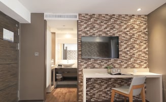 Habitación estándar con 2 camas individuales, vistas a la ciudad | Edredones de plumas, minibar con artículos gratuitos, escritorio