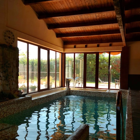 Couples treatment room(s), hot tub, body treatments, aromatherapy. Hotel Enoturismo Mainetes