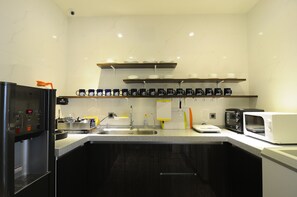 Full-sized fridge, microwave, cookware/dishes/utensils - Space Inn Hengyang Branch (Taipei)