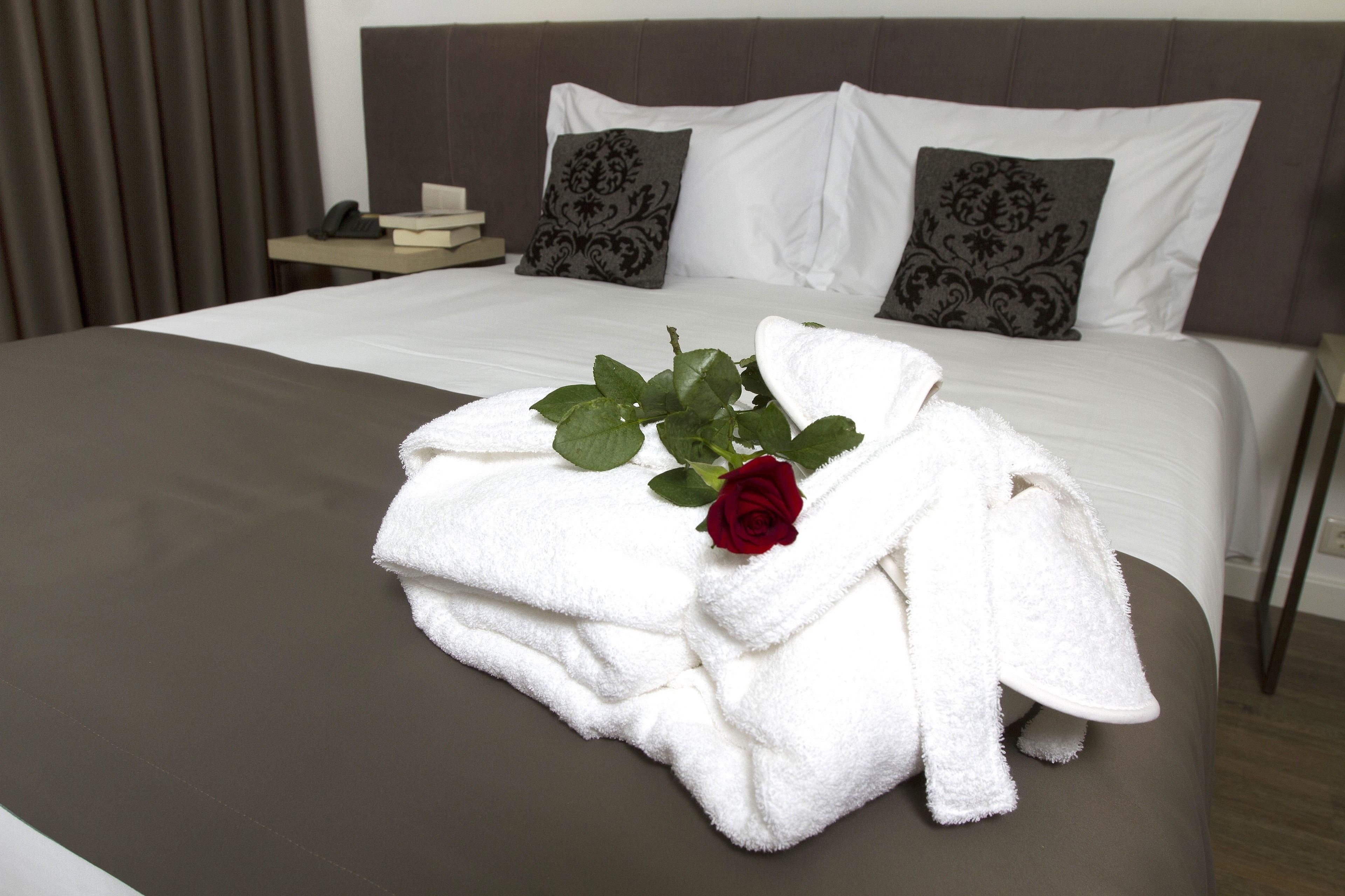 romantic room | desk, soundproofing, rollaway beds, free wifi