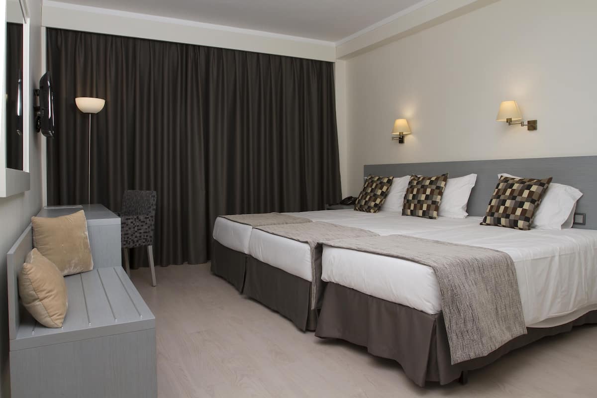 Desk, soundproofing, rollaway beds, free WiFi