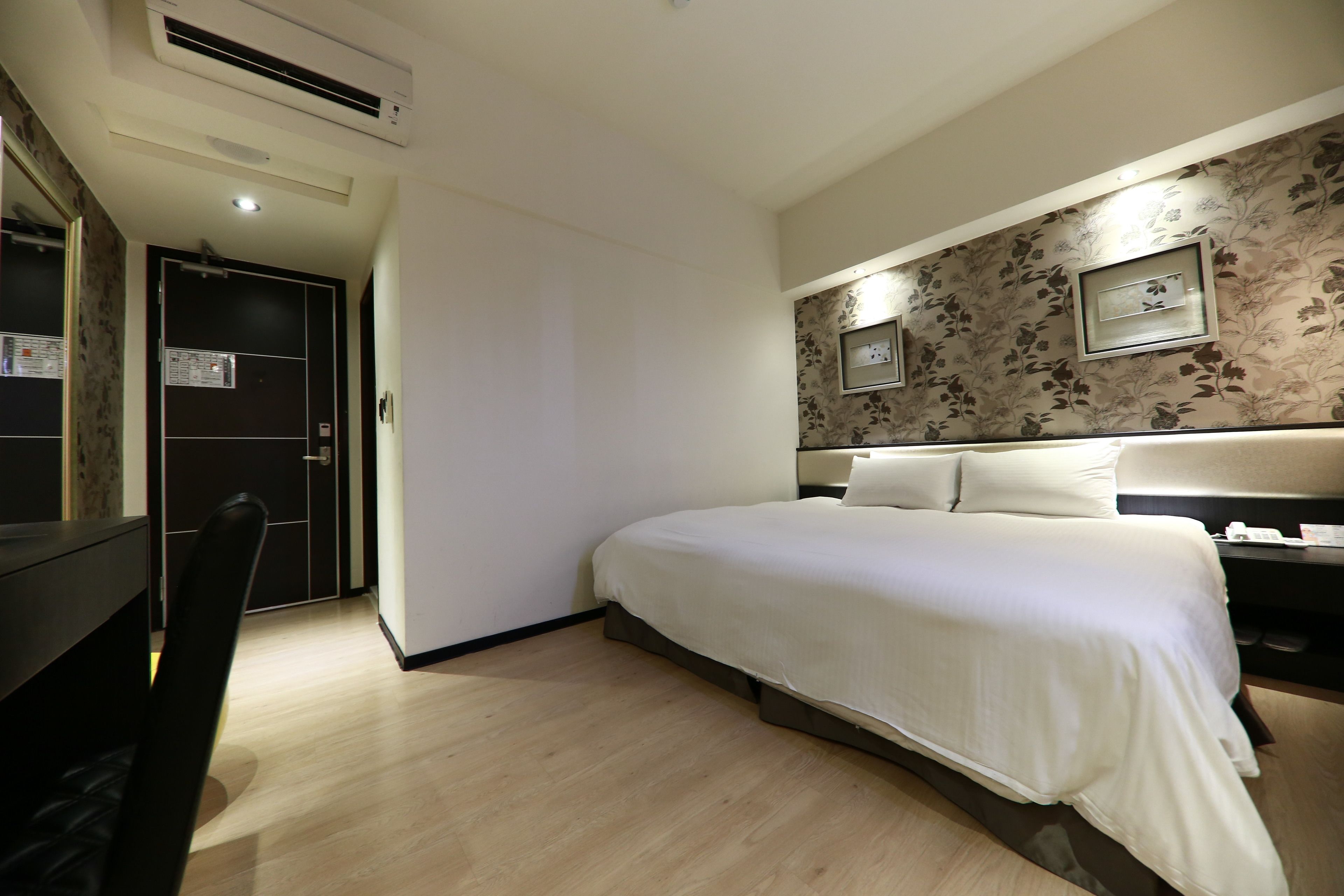 standard double room | 1 bedroom, premium bedding, down duvets, desk