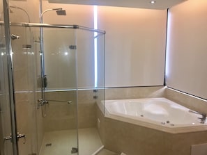 Chambre quadruple Deluxe | Salle de bain | Douche, douche cascade, séchoir à cheveux, serviettes fournies