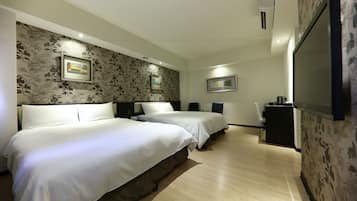 Standard-Vierbettzimmer, 2 Doppelbetten | Hochwertige Bettwaren, Daunenbettdecken, Schreibtisch