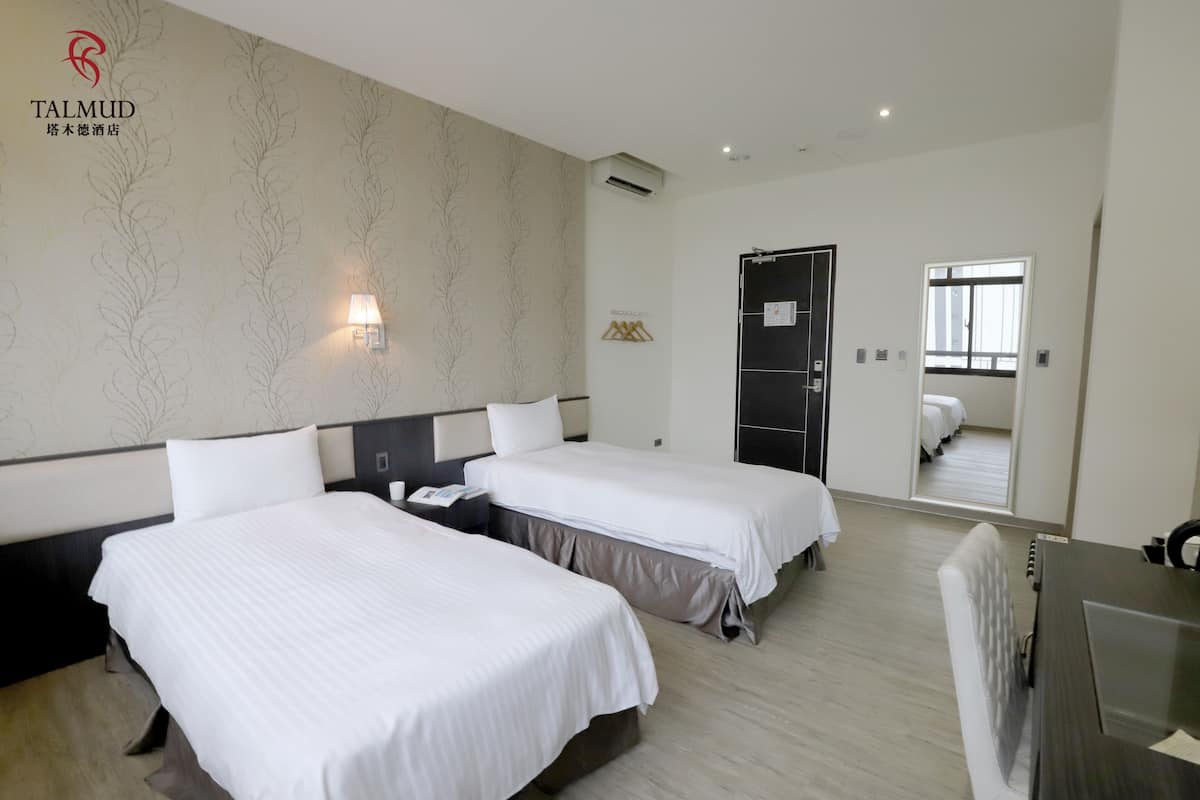 Premium bedding, down duvets, desk, blackout curtains