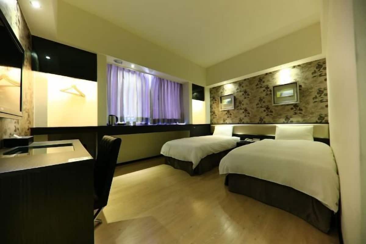 Premium bedding, down duvets, desk, blackout curtains