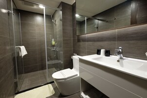 Habitación cuádruple estándar, 2 camas dobles | Baño | Ducha, cabezal de ducha tipo lluvia, secador de pelo y toallas