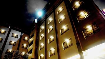 واجهة المنشأة - في المساء/الليل