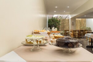 Café da manhã com buffet grátis todos os dias